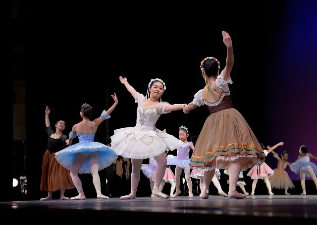 ブルーの衣裳でクラシック作品を踊る生徒たち