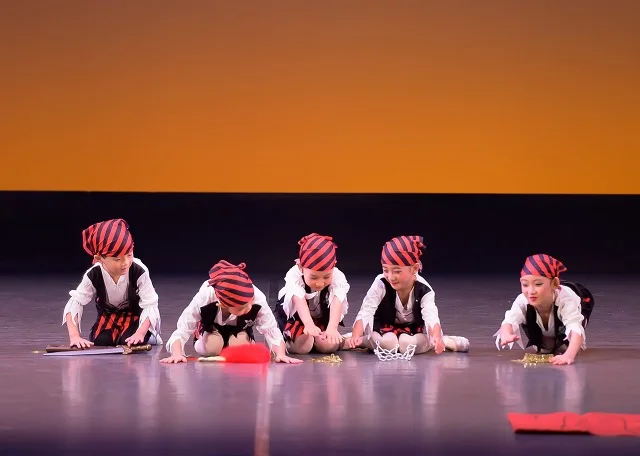 M studioの舞台で踊る子どもたち