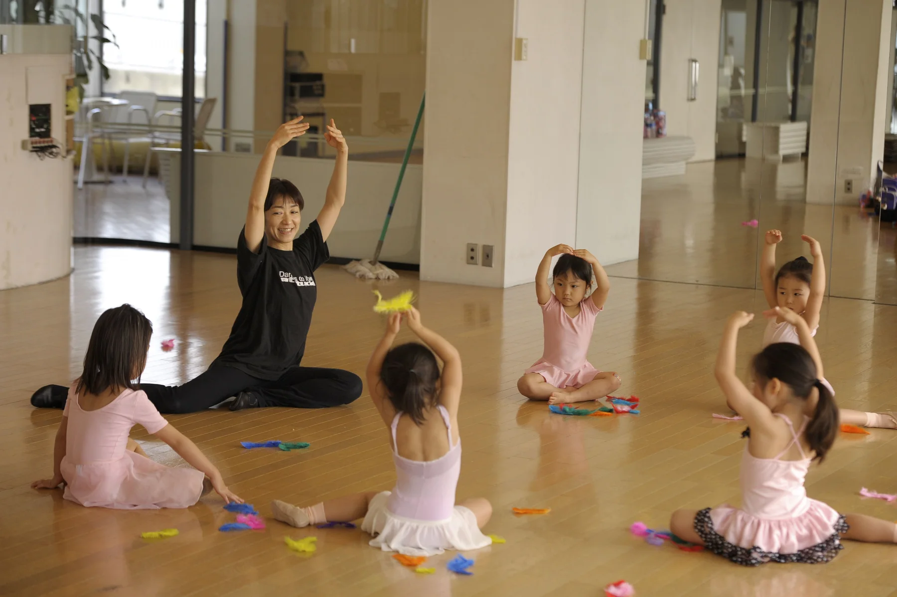 M studioでスカーフを使ってレッスンする3〜4歳の子どもたち