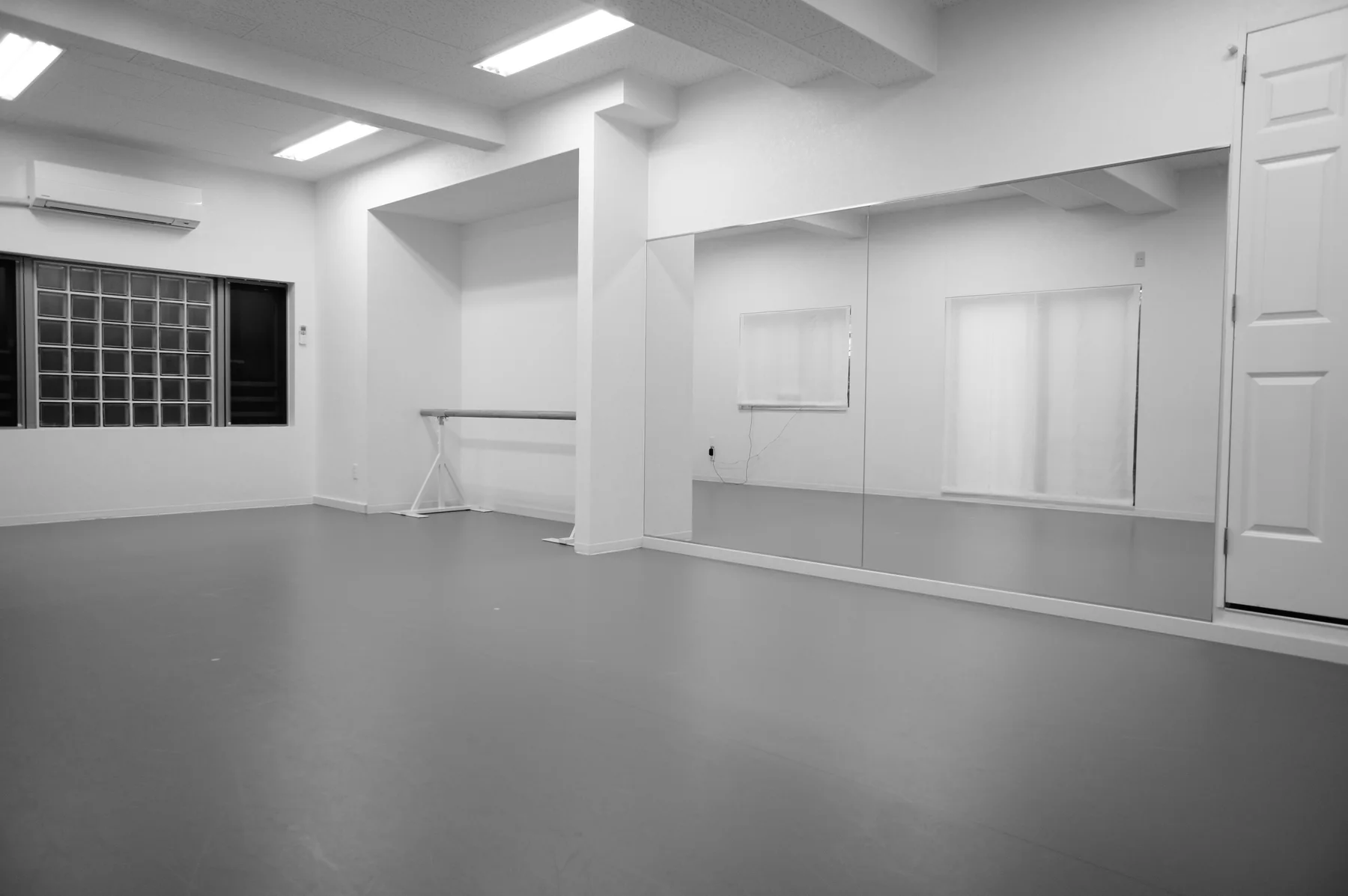 鏡とバレエバーを備えたM studioのスタジオ全景
